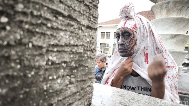 Pocong fasih 4 bahasa asing di Asia Afrika Bandung