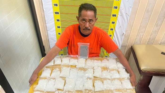 Polda Sumut menangkap PMI ilegal penyelundup 7,5 kilogram sabu di perairan Asahan.