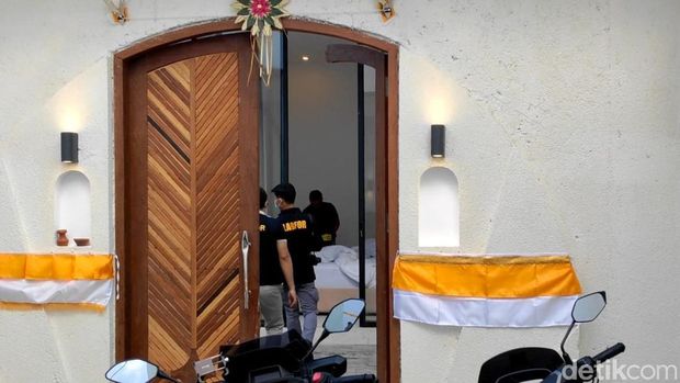 Polisi melakukan olah TKP di vila lokasi penembakan dua WN Australia di Badung, Bali, Sabtu (14/6/2025).
