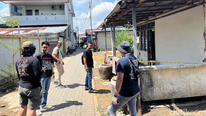 Polisi melakukan penyelidikan di rumah pengasuh bocah yang ditemukan tewas di Singkawang.