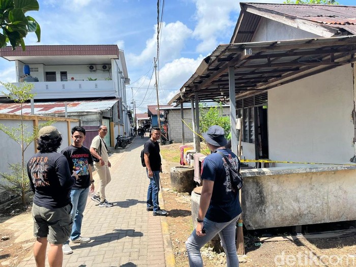 Polisi melakukan penyelidikan di rumah pengasuh bocah yang ditemukan tewas di Singkawang.
