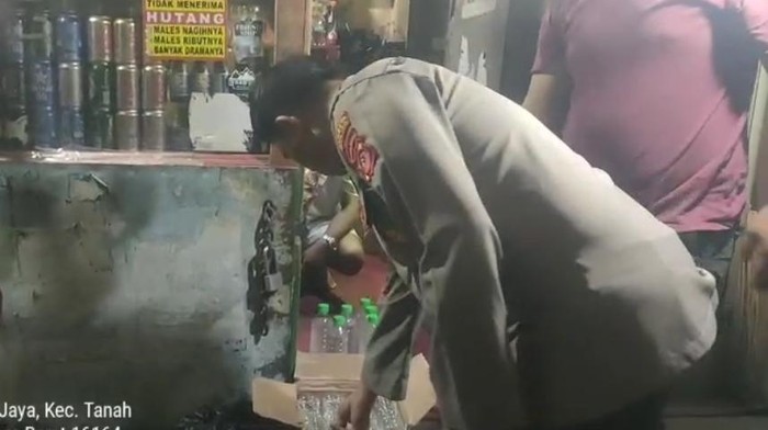 Polisi melakukan razia dan menyita puluhan miras di sebuah warung, kawasan Kota Bogor, Jawa Barat.