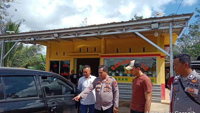 Polisi saat melakukan olah TKP pencurian Dana Desa di PALI.