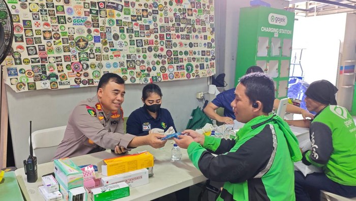 Polres Jakpus menggelar pemeriksaan kesehatan gratis utuk ratusan ojol di Gambir.