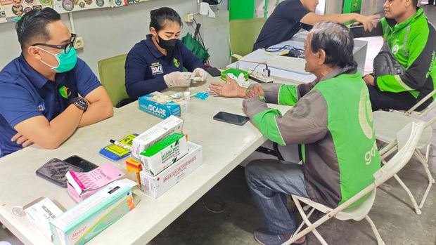 Polres Jakpus menggelar pemeriksaan kesehatan gratis utuk ratusan ojol di Gambir.