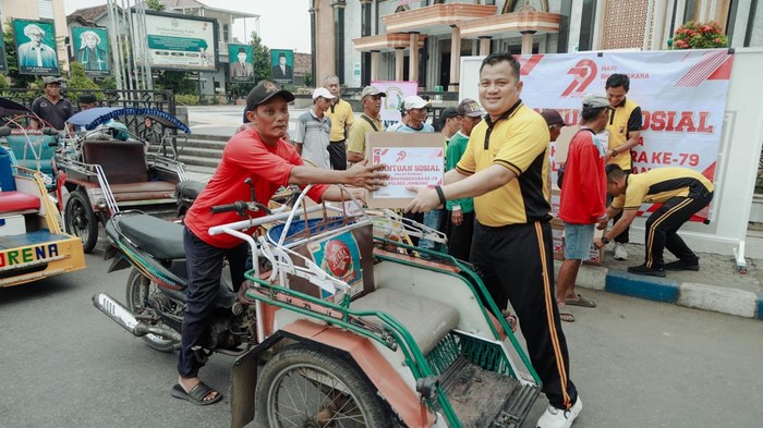 Polres Jombang baikan paket sembako kepada tukang becak dan juru parkir