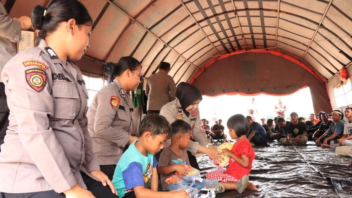 Polwan Polres Siak turun memberikan trauma healing bagi para karyawan korban kericuhan di PT SSL, Siak.