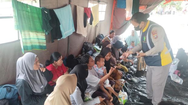 Polwan Polres Siak turun memberikan trauma healing bagi para karyawan korban kericuhan di PT SSL, Siak.