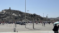 Jabal Rahmah adalah sebutan untuk sebuah bukit kecil yang berada di kawasan Arafah, tenggara Makkah. Tempat ini menjadi salah satu area yang paling banyak dikunjungi oleh jemaah haji maupun umrah. Foto: Eny Kartikawati