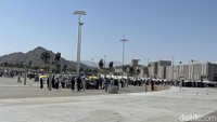 Sebagian besar jemaah haji yang mengunjungi Jabal Rahmah menggunakan payung untuk melindungi tubuh dari panasnya sinar matahari di sana. Foto: Eny Kartikawati