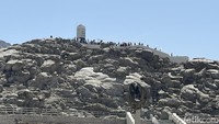 Jabal Rahmah dikenal sebagai lokasi pertemuan Nabi Adam AS dan Hawa setelah mereka diturunkan dari surga ke bumi dan terpisah selama bertahun-tahun. Foto: Eny Kartikawati