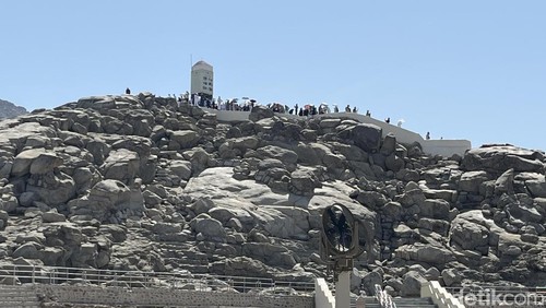Potret ramainya Jabal Rahmah dikunjungi jemaah haji, Sabtu, 14 Juni 2025.