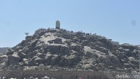 Pada puncak Jabal Rahmah terdapat sebuah monumen batu berbentuk persegi panjang sebagai penanda titik pertemuan Nabi Adam dan Hawa. Foto: Eny Kartikawati