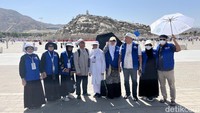 Jemaah Aida Tourindo Wisata tak melewatkan kesempatan berfoto dengan latar belakang Jabal Rahmah yang juga dikenal sebagai tempat Nabi Ibrahim AS diuji cintanya kepada Allah SWT, dengan menyembelih anak semata wayangnya, Nabi Ismail AS demi menjalankan perintah Allah SWT. Foto: Eny Kartikawati