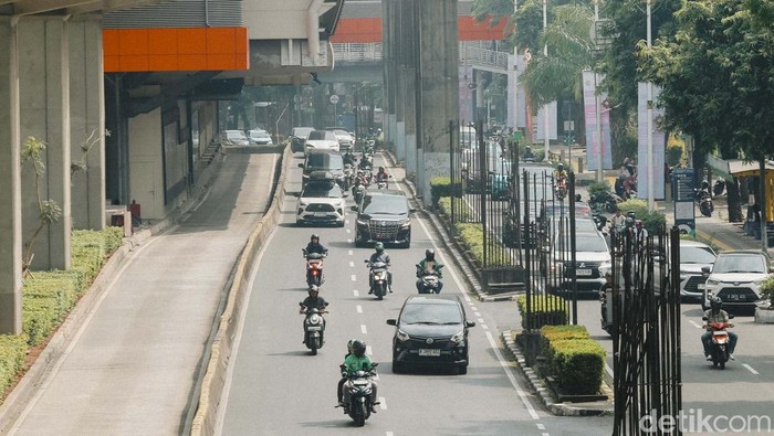 Pramono Anung Berencana Membongkar Tiang Monorel Para pengendara kendaraan bermotor melintas di JL Rasuna Said, Kuningan, Jakarta Selatan, Sabtu (14/6/2025). Gubernur DKI Jakarta Pramono Anung ingin menyelesaikan dan merapikan tiang-tiang monorel mangkrak di Jalan HR Rasuna Said, Kuningan, Setiabudi, Jakarta Selatan, hingga Jalan Asia Afrika, Jakarta Pusat.