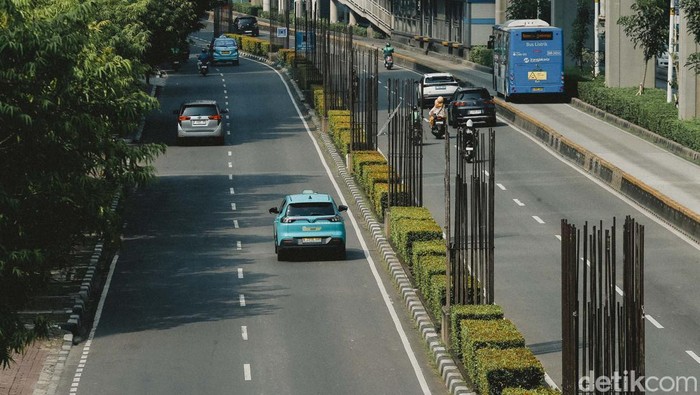 Para pengendara kendaraan bermotor melintas di JL Rasuna Said, Kuningan, Jakarta Selatan, Sabtu (14/6/2025). Gubernur DKI Jakarta Pramono Anung ingin menyelesaikan dan merapikan tiang-tiang monorel mangkrak di Jalan HR Rasuna Said, Kuningan, Setiabudi, Jakarta Selatan, hingga Jalan Asia Afrika, Jakarta Pusat.