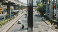 Pramono menjelaskan proyek itu mangkrak karena persoalan-persoalan hukum antara kontraktor dan pelaksana pada saat itu. Menurutnya, adanya tiang monorel yang mangkrak itu sangat mengganggu keindahan Jakarta. 