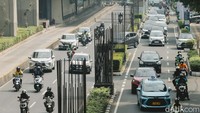 Pramono ingin segera menyelesaikan masalah hukum yang ada dan merapikan tiang-tiang itu. Kendati demikian, Pramono mengatakan belum memastikan nantinya tiang itu akan dibongkar atau difungsikan untuk hal lain. Pramono menjelaskan hal itu tergantung keputusan yang nantinya akan disepakati bersama-sama. 