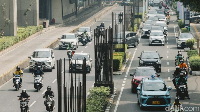 Para pengendara kendaraan bermotor melintas di JL Rasuna Said, Kuningan, Jakarta Selatan, Sabtu (14/6/2025). Gubernur DKI Jakarta Pramono Anung ingin menyelesaikan dan merapikan tiang-tiang monorel mangkrak di Jalan HR Rasuna Said, Kuningan, Setiabudi, Jakarta Selatan, hingga Jalan Asia Afrika, Jakarta Pusat.