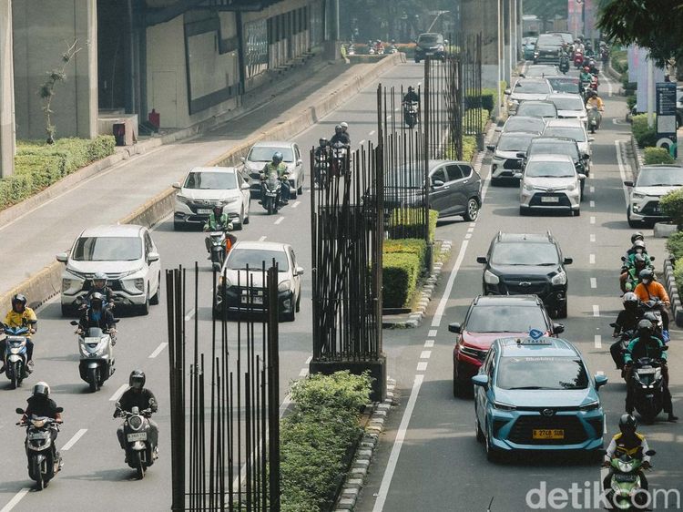 Pramono Anung Berencana Membongkar Tiang Monorel