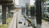 Pada 2008, pengembang sekaligus investor proyek ini, yakni PT Jakarta Monorail (PT JM), dikabarkan pening bukan kepalang karena masalah pendanaan. Saat itu, tiang-tiang yang kadung dibangun mangkrak menjadi monumen nirfaedah. Nilai proyeknya mencapai USD 450 juta. PT JM mengaku tidak mampu memenuhi syarat investasi USD 144 juta.