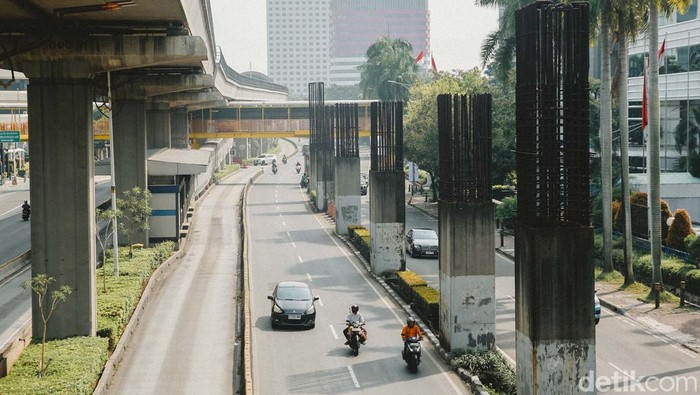 Para pengendara kendaraan bermotor melintas di JL Rasuna Said, Kuningan, Jakarta Selatan, Sabtu (14/6/2025). Gubernur DKI Jakarta Pramono Anung ingin menyelesaikan dan merapikan tiang-tiang monorel mangkrak di Jalan HR Rasuna Said, Kuningan, Setiabudi, Jakarta Selatan, hingga Jalan Asia Afrika, Jakarta Pusat.