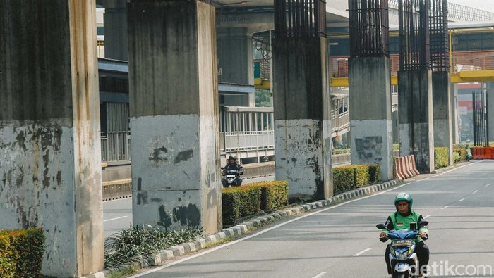 Para pengendara kendaraan bermotor melintas di JL Rasuna Said, Kuningan, Jakarta Selatan, Sabtu (14/6/2025). Gubernur DKI Jakarta Pramono Anung ingin menyelesaikan dan merapikan tiang-tiang monorel mangkrak di Jalan HR Rasuna Said, Kuningan, Setiabudi, Jakarta Selatan, hingga Jalan Asia Afrika, Jakarta Pusat.