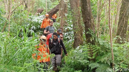 Proses evakuasi WN Slovakia yang terjatuh di Gunung Agung, Sabtu (14/6/2025).