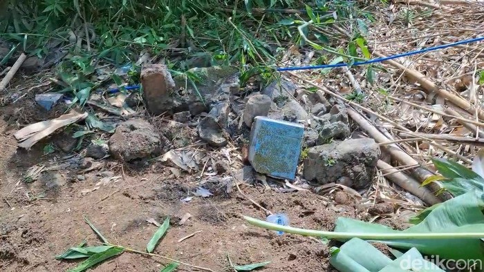 Puluhan makam keluarga di Kampung Cigintung, Desa Pasirmunjul, Kecamatan Sukatani, Purwakarta dipindahkan akibat pergerakkan tanah.