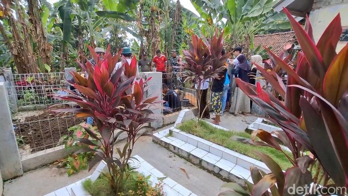Puluhan makam keluarga di Kampung Cigintung, Desa Pasirmunjul, Kecamatan Sukatani, Purwakarta dipindahkan akibat pergerakkan tanah.
