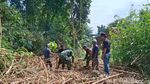 Bahu-membahu Warga Purwakarta Pindahkan Makam gegara Pergerakan Tanah