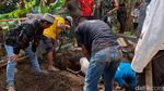 Bahu-membahu Warga Purwakarta Pindahkan Makam gegara Pergerakan Tanah