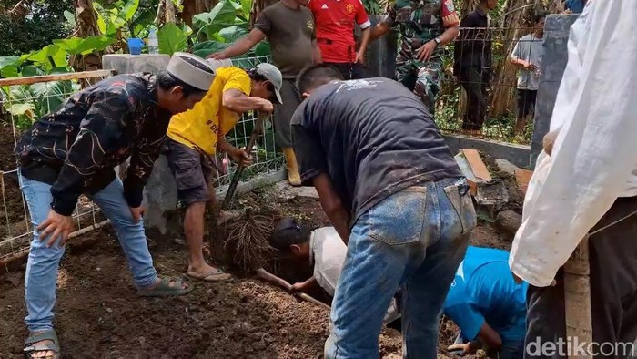 Puluhan makam keluarga di Kampung Cigintung, Desa Pasirmunjul, Kecamatan Sukatani, Purwakarta dipindahkan akibat pergerakkan tanah. Puluhan makam keluarga di Kampung Cigintung, Desa Pasirmunjul, Kecamatan Sukatani, Purwakarta dipindahkan akibat pergerakkan tanah.