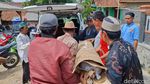 Bahu-membahu Warga Purwakarta Pindahkan Makam gegara Pergerakan Tanah