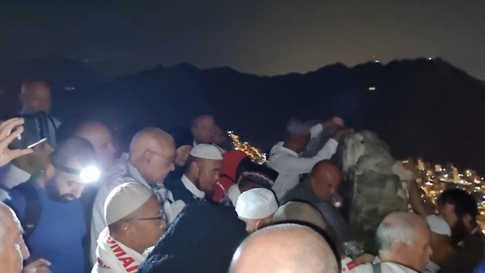 Puncak Jabal Nur pun dipenuhi pendaki yang berhenti untuk mengambil foto kota Makkah ataupun salat Subuh pada Sabtu (14/6/2025). Puncak Jabal Nur pun dipenuhi pendaki yang berhenti untuk mengambil foto kota Makkah ataupun salat Subuh pada Sabtu (14/6/2025).