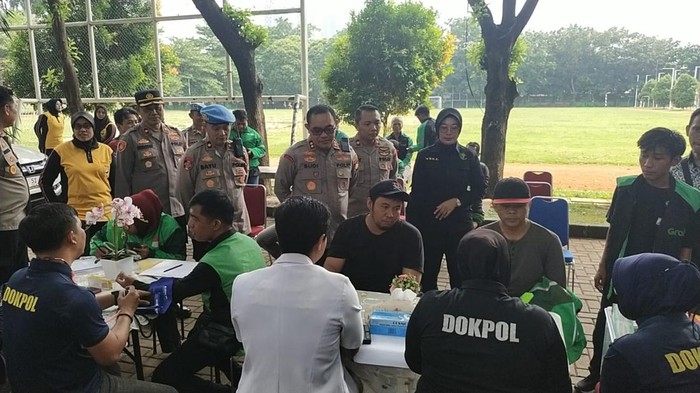 Ratusan ojek online antusias melakukan pemeriksaan kesehatan gratis di Jaksel.