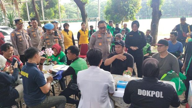 Ratusan ojek online antusias melakukan pemeriksaan kesehatan gratis di Jaksel.