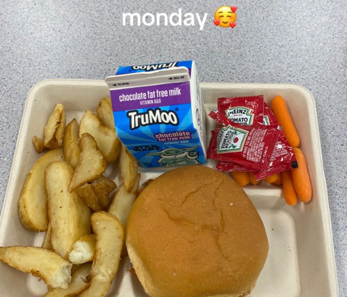 Remaja Ini Ungkap Menu Makan Siang Gratis Ala Kadarnya di Amerika Remaja Ini Ungkap Menu Makan Siang Gratis Ala Kadarnya di Amerika