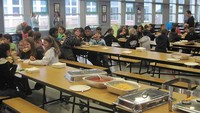 Sistem makan siang gratis untuk anak-anak sekolah di Amerika ini kerap menimbulkan pro dan kontra. Salah satunya karena menu makanan yang terkesan asal dibuat. Foto: @lo_aux_us/Boredpanda
