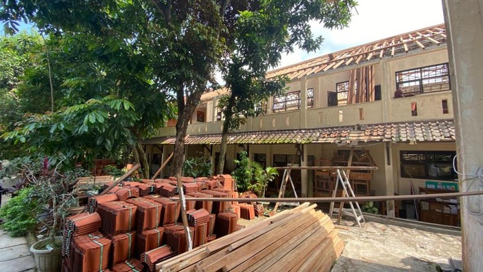 Renovasi atap SMPN 1 Purbalingga, Jateng yang mendapatkan dana dari program revitalisasi sekolah