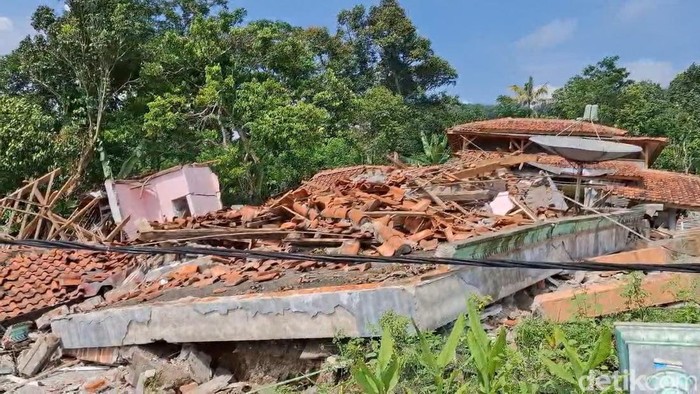 Rumah di Purwakarta rusak akibat pergerakan tanah
