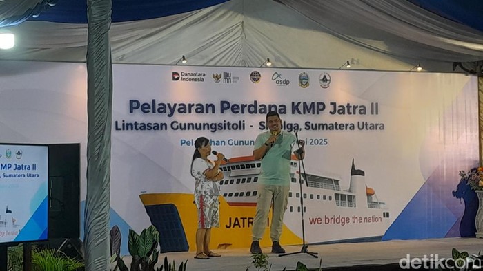 Salah satu warga yang mengeluhkan banyaknya kutipan di Pelabuhan Angin Gunungsitoli (Nizar Aldi/detikSumut)