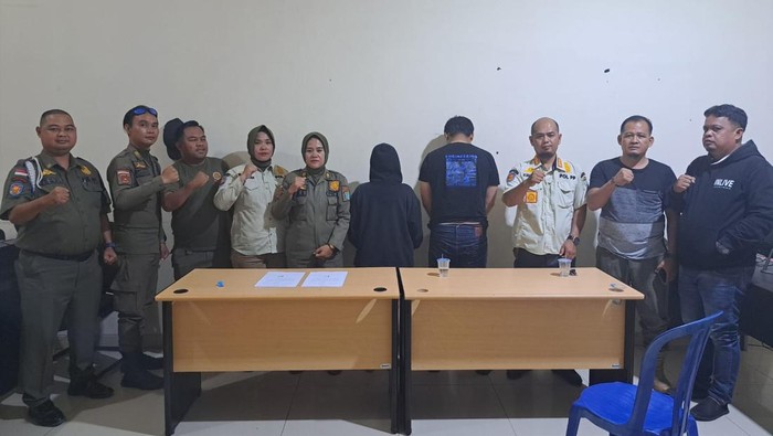 Satpol PP Ogan Ilir mengamankan pasangan muda-mudi yang mesum di kosan