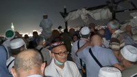 Sebagian pendaki bahkan memutuskan turun karena padatnya jalur menuju Gua Hira. Foto: Haris Fadil/detikcom