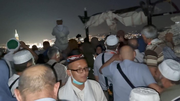 Sebagian pendaki bahkan memutuskan turun karena padatnya jalur menuju Gua Hira.