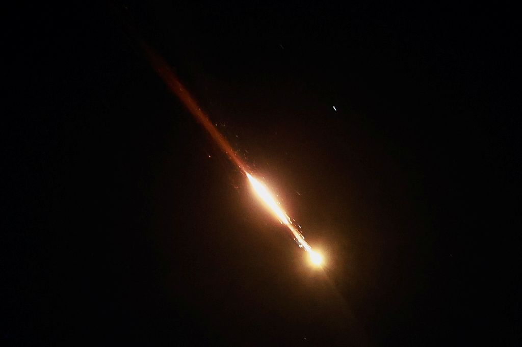 Sebuah rudal yang diluncurkan dari Iran terlihat dari Yerusalem, 14 Juni 2025. (REUTERS/Ammar Awad)