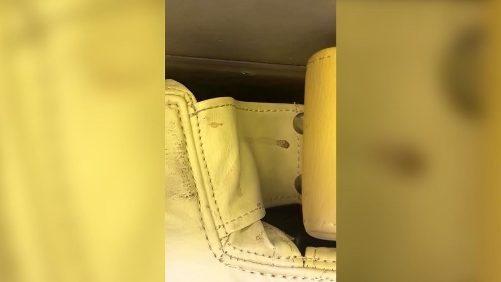 Seorang penumpang mengunggah di laman instagram pribadinya kondisi kabin kelas bisnis Air India rute Delhi–Chicago yang terlihat kotor. (Instagram/mondayswithmohan)