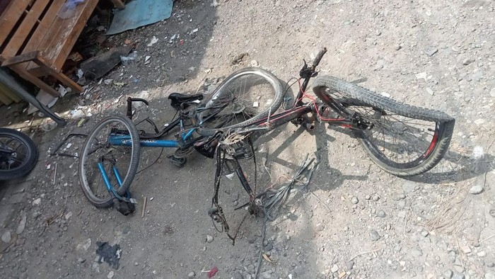 Kondisi sepeda korban tertabrak kereta di Demak.