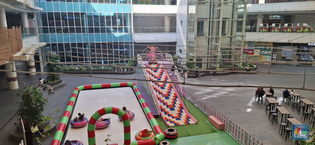 Sepinya pelanggan juga terjadi di mall One Belpark, Jakarta SelatanJumat (13/6/2025). (CNBC Indonesia/Chandra Dwi Pranata)