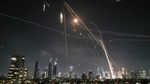 Kilatan Rudal di Langit Malam Tel Aviv Saat Iran Balas Israel